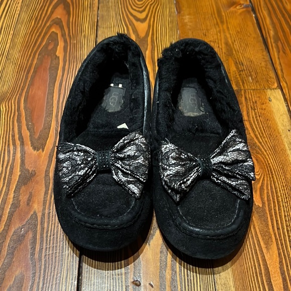 Ugg slippers w/bow - Picture 1 of 3